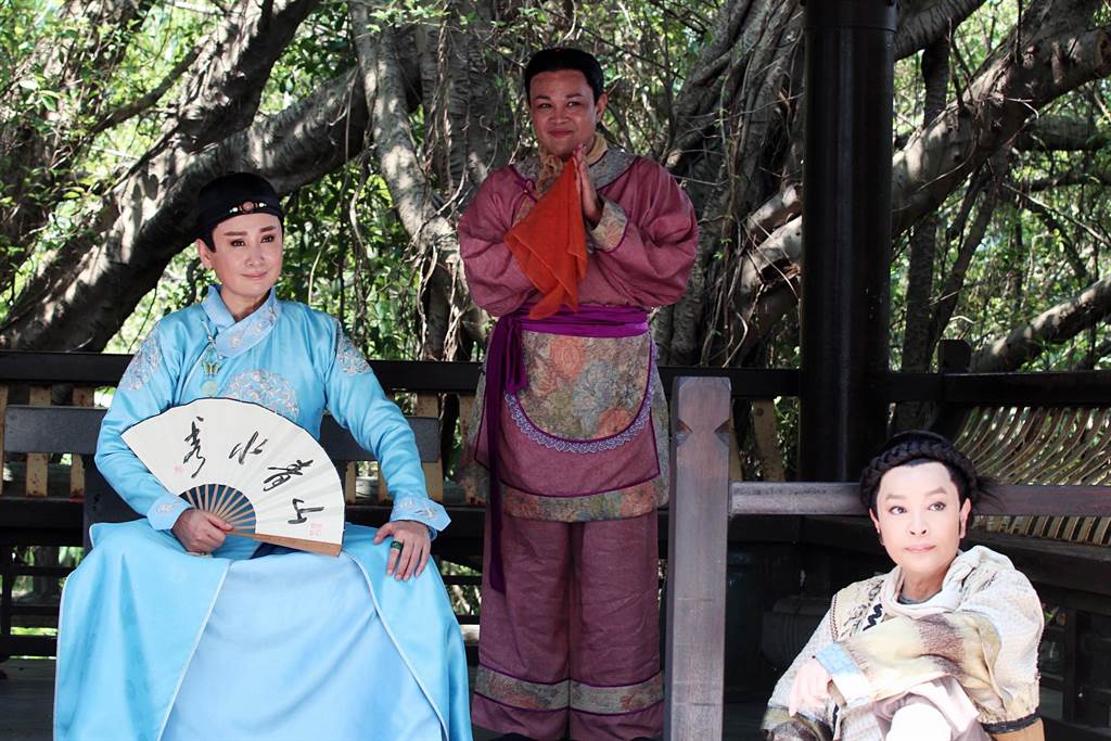 陳亞蘭（左）因嘉慶君遊台灣題材老少咸宜，製作電視歌仔戲版本。右起為紀麗如、范宏恩。（欣湉國際提供）