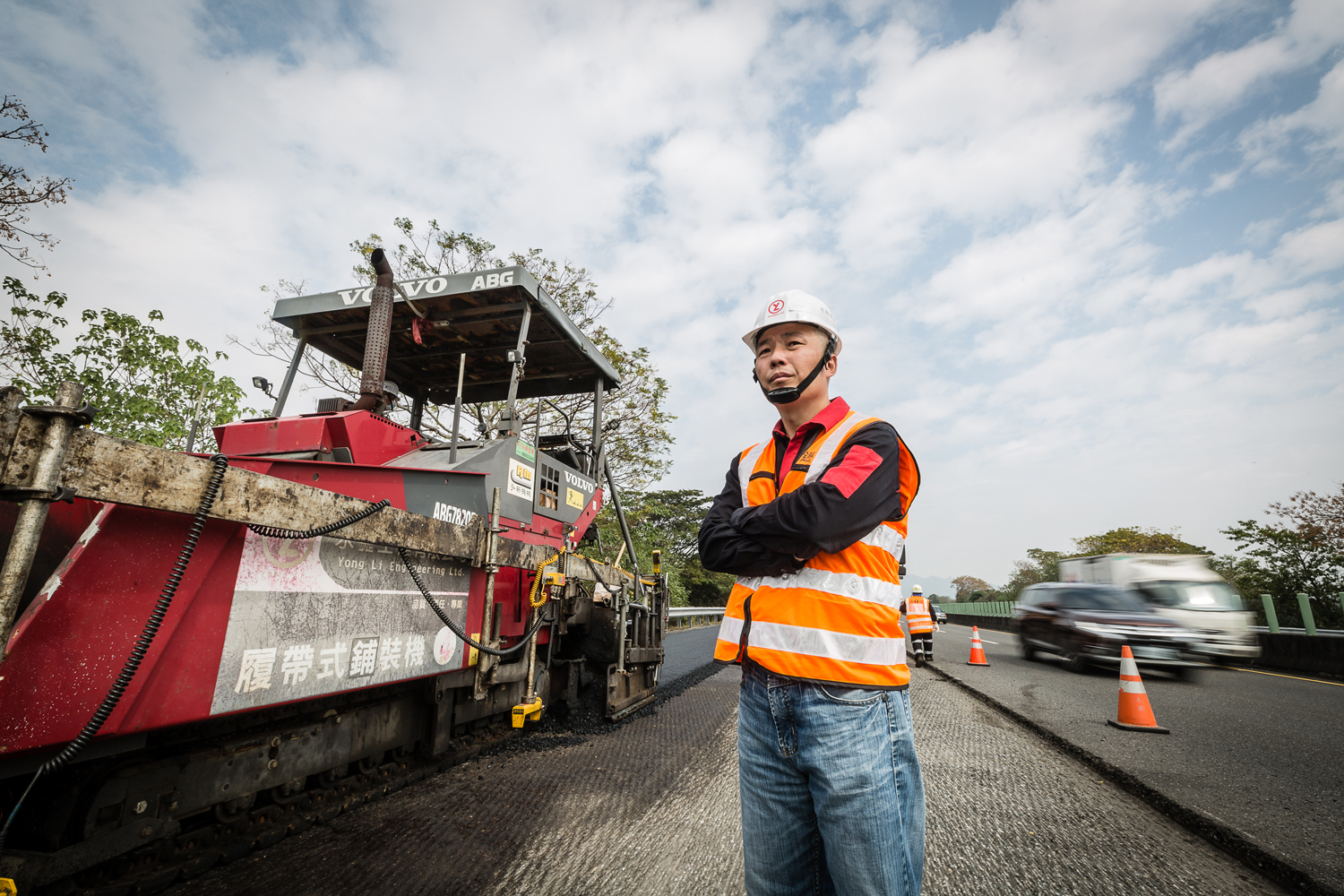 郭晉宏從鋪馬路工人做起，創業開公司，導入新技術與機具，要將傳產翻轉成科技產業。