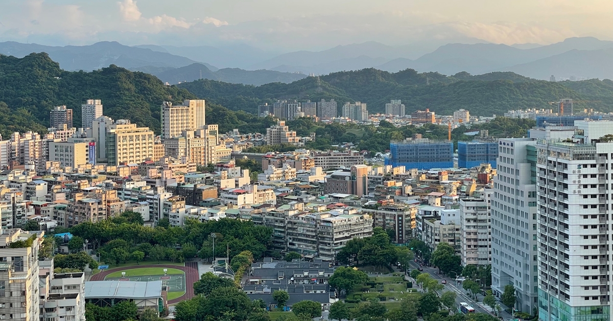 陳金萍表示在民眾了解打房政策意涵後，對於自住、置產衝擊小，加上資金潮、低利環境挹注下，民眾購屋信心提升，交易量增。