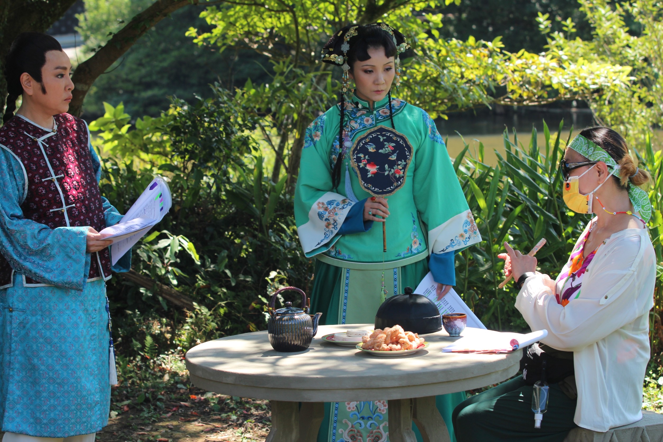 陳亞蘭（右）身兼戲曲導演，拍攝前與紀麗如（左起）、林佩儀排練走位。（欣湉國際提供）