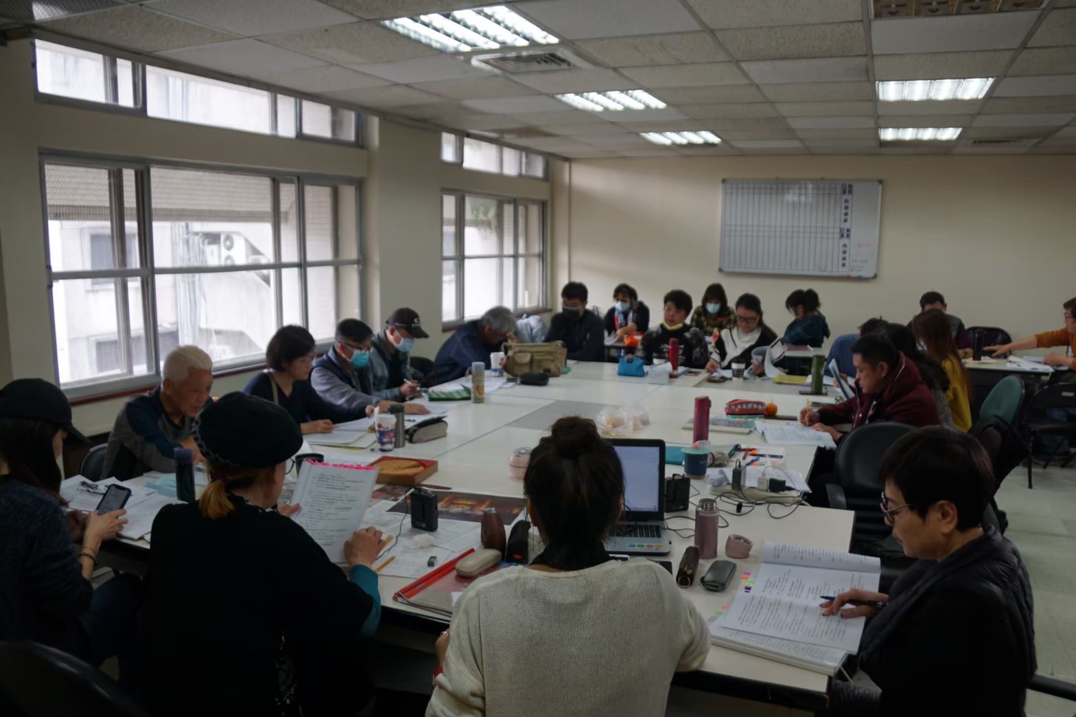 《嘉慶君遊臺灣》前製期,團隊花6天、每天12小時讀本。(欣湉國際提供)