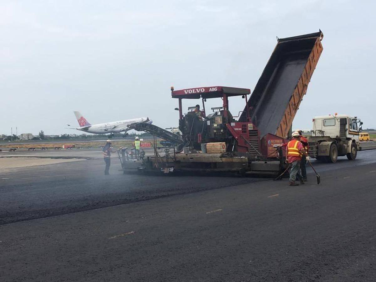 永䥶除了高速公路,也標下桃園機場的跑道整建案子,整修路面時,飛機也在附近起飛降落。(郭晉宏提供)