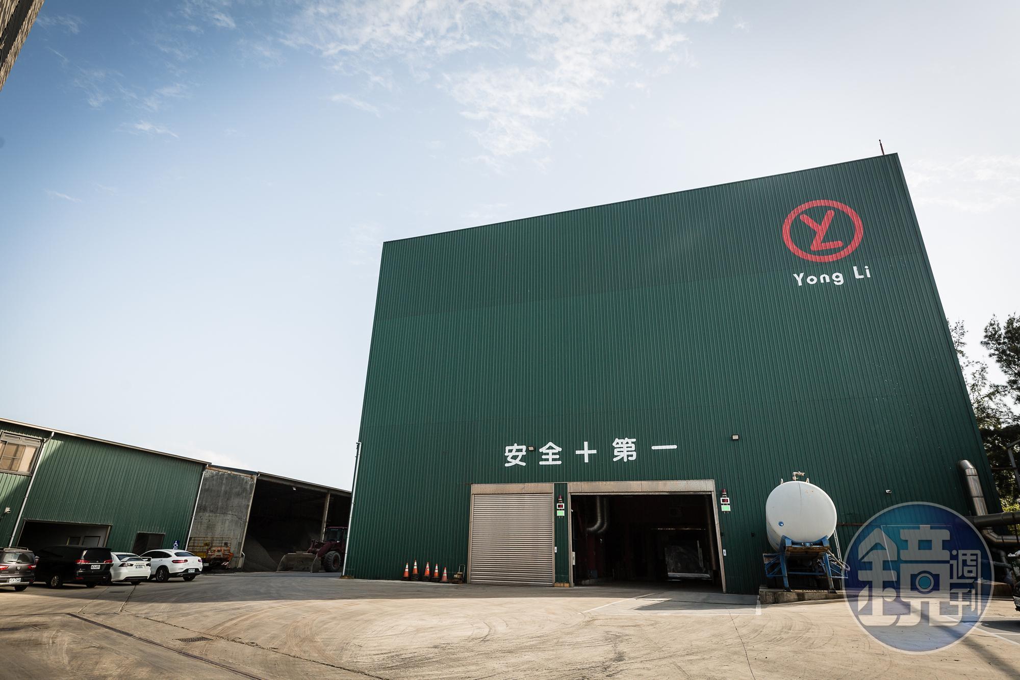 在桃園觀音的瀝青廠,用鐵皮「封裝」,降低噪音與氣味對周邊住戶的影響。