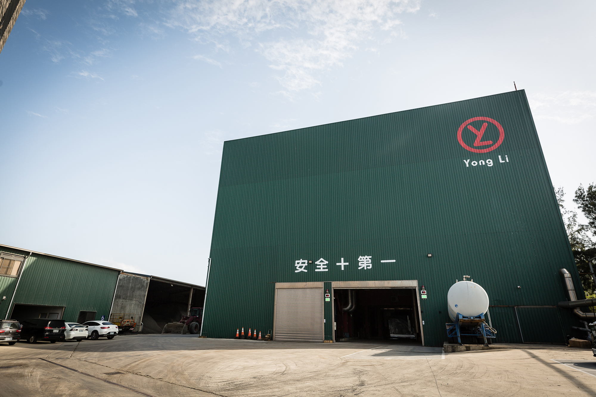 在桃園觀音的瀝青廠，用鐵皮「封裝」，降低噪音與氣味對周邊住戶的影響。