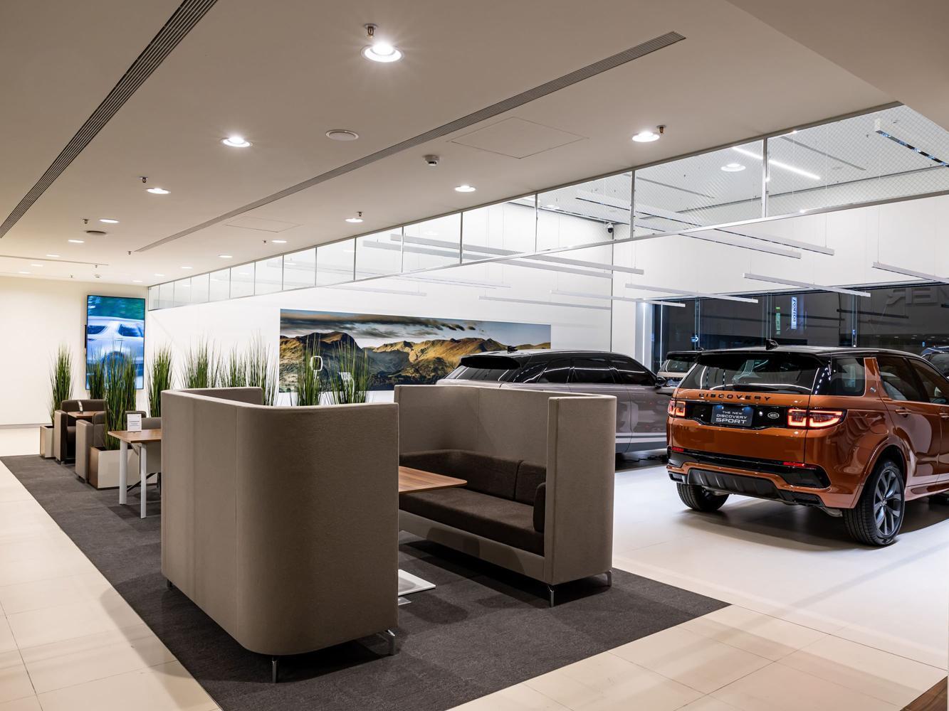 全新落成的旗艦據點為全亞太規模最大的 Jaguar Land Rover 旗艦展示暨服務中心，1 樓的新車展示區可展出 14 輛新車。