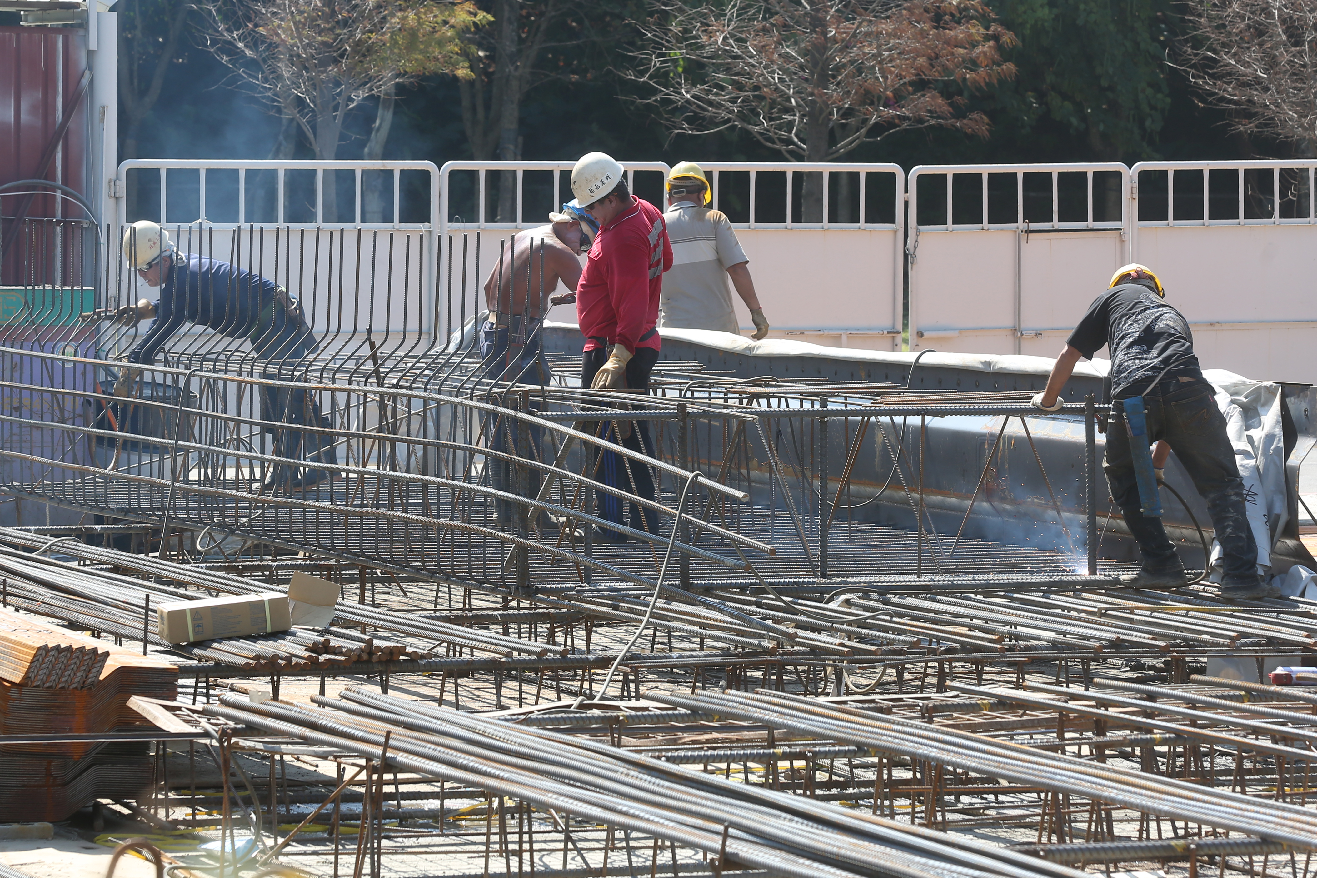 缺工缺料及造價上揚，又要避開打炒房的箝制，使得建商傾向延後推案。