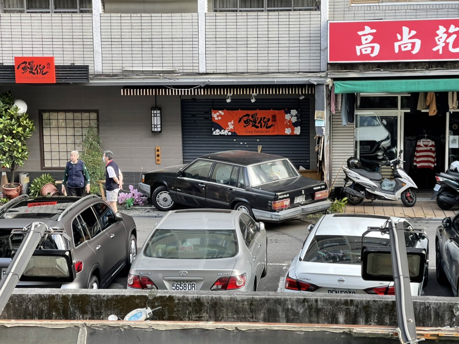詹婦駕駛轎車暴衝，車輛高速撞上店家。（翻攝畫面）