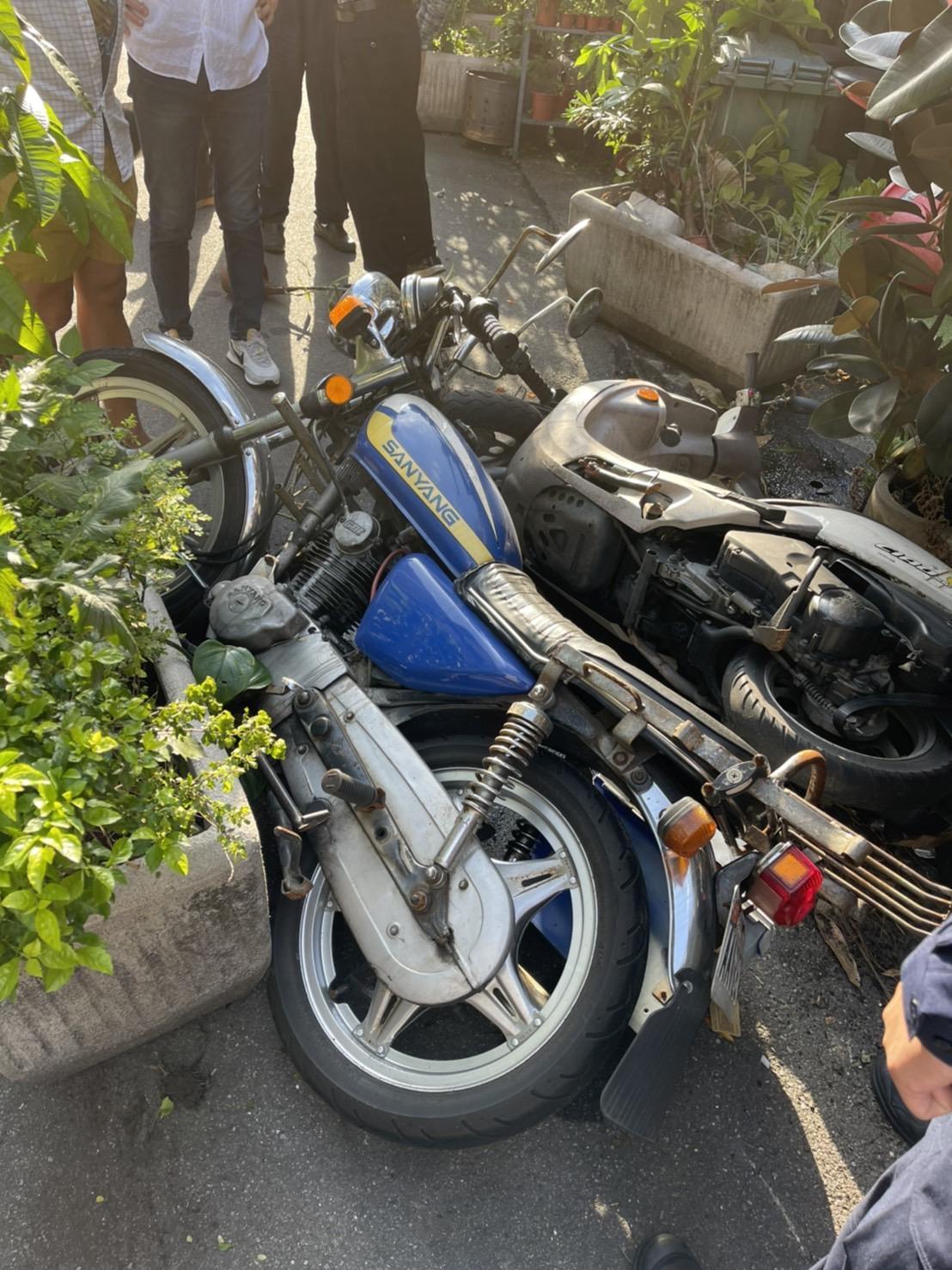 高速衝撞導致店門花盆遭撞毀，還波及二部機車。（翻攝畫面）