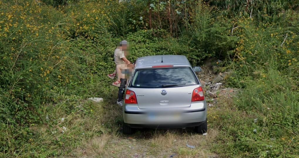 Google街景地圖拍下路邊一對男女正在引擎蓋上恩愛。(翻攝自Google Maps)