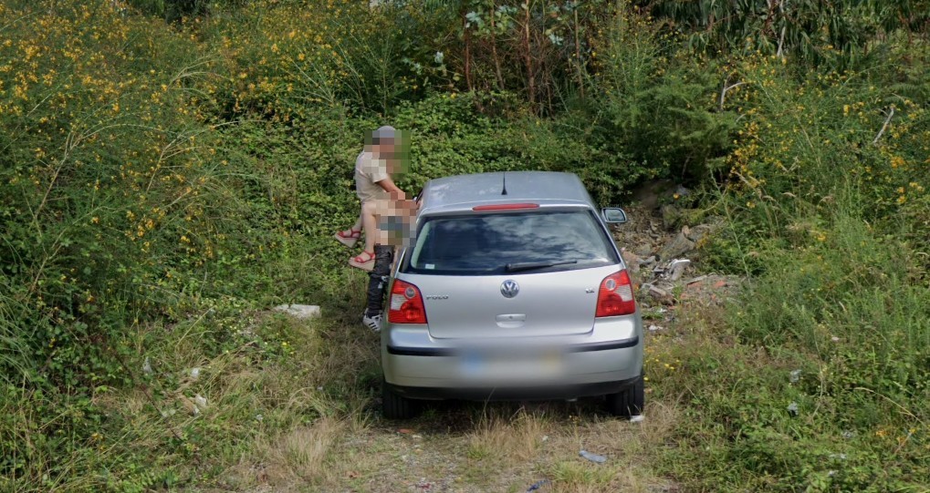 Google街景地圖拍下路邊一對男女正在引擎蓋上恩愛。（翻攝自Google Maps）