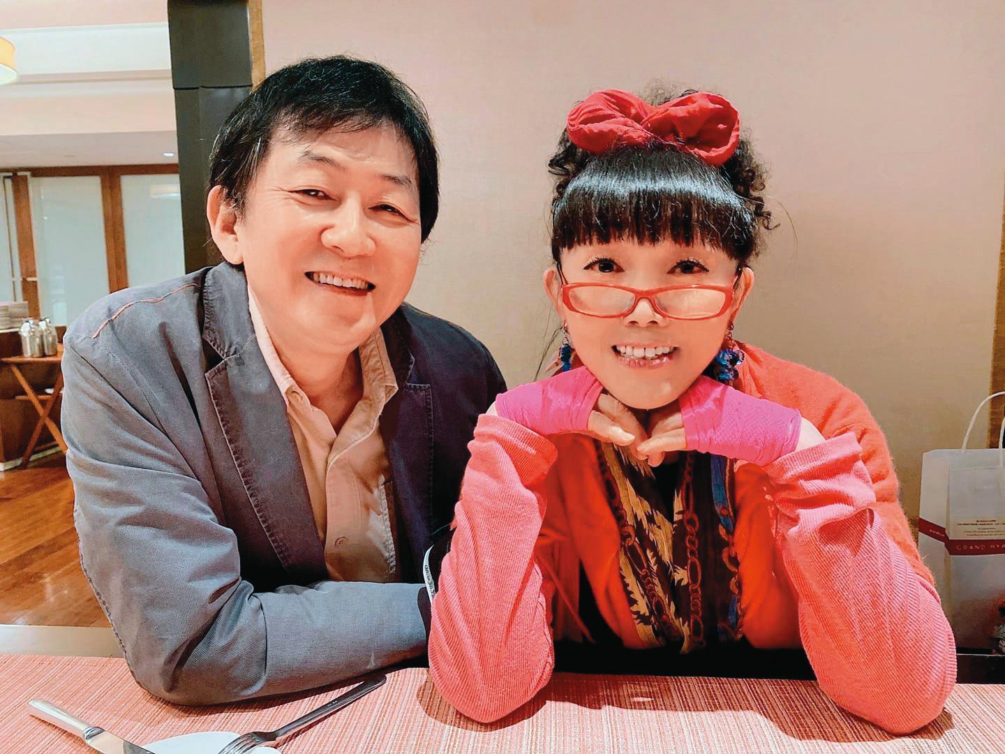 蔡閨(右)與丈夫賴勛彪(左)的婚姻歷經風波,如今為共度一生的夥伴。(翻攝蔡閨臉書粉絲頁)