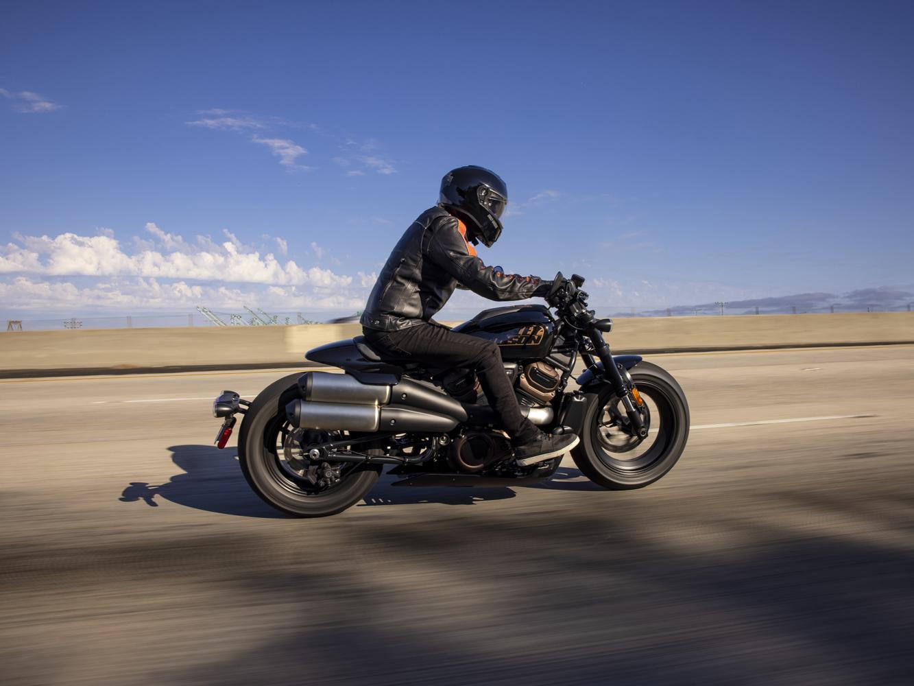 Sportster® S的引擎設計專為市區公路而生，透過調整氣門、燃燒室造型、凸輪軸、可變汽門正時調整等配置，使Sportster® S在扭力方面表現提升了10% 之多。