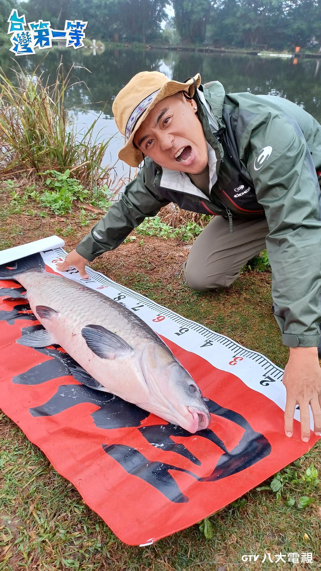 竇智孔順利將長達1米2的大魚入手,忍不住高聲歡呼。(八大提供)