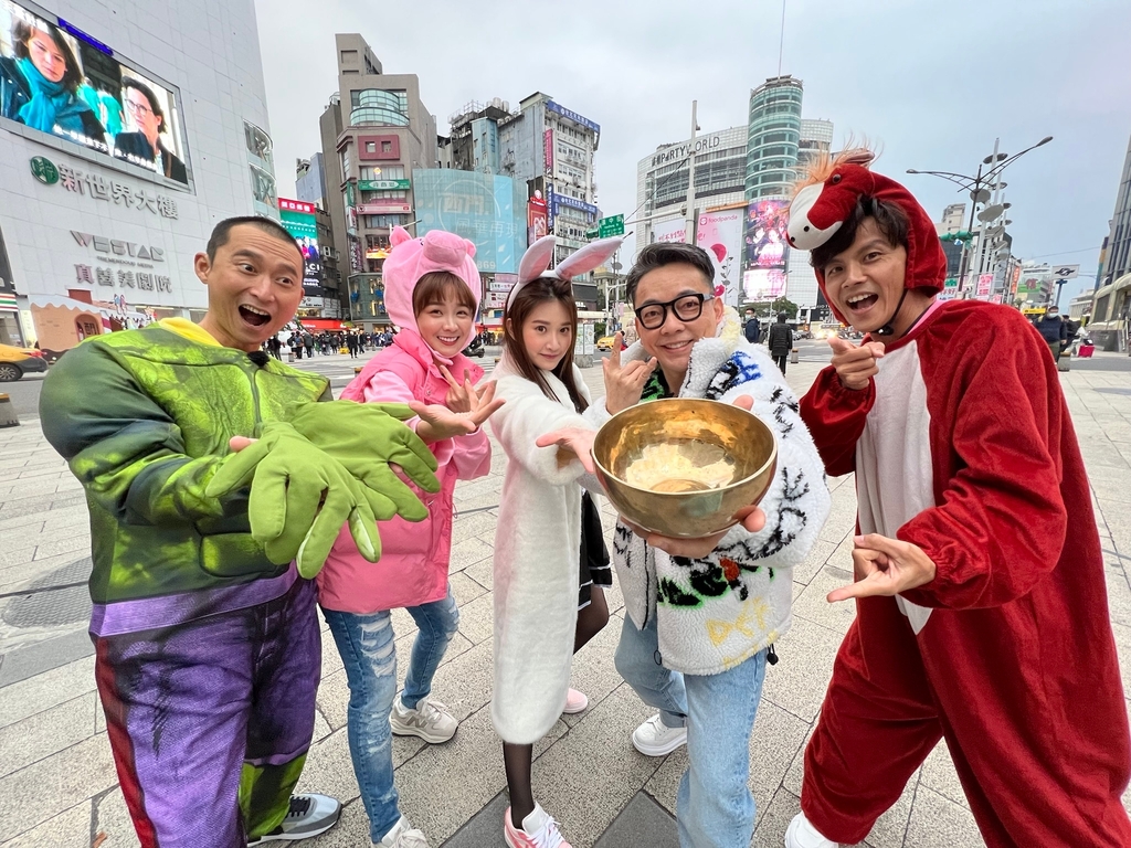 《綜藝新時代》本週播出浩角翔起、籃籃、艾瑞絲日前帶大家到台北體驗如何當一位風水命理師。（民視提供）