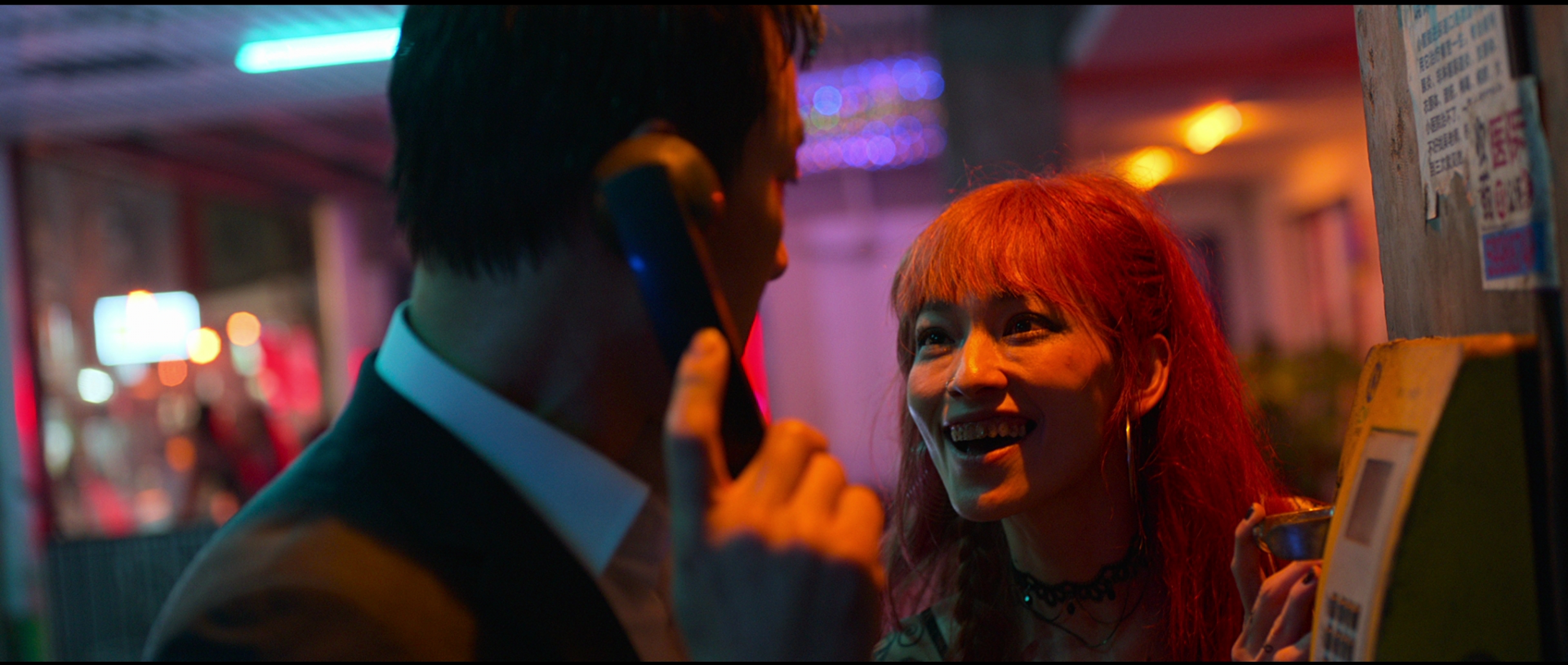 韓影《夜叉：浴血諜戰》在Netflix上線，網友驚訝認出原來和朴海秀（左）演對手戲的，是曾獲台北電影節最佳女配角的女星姚以緹（右）。（翻攝自Netflix）