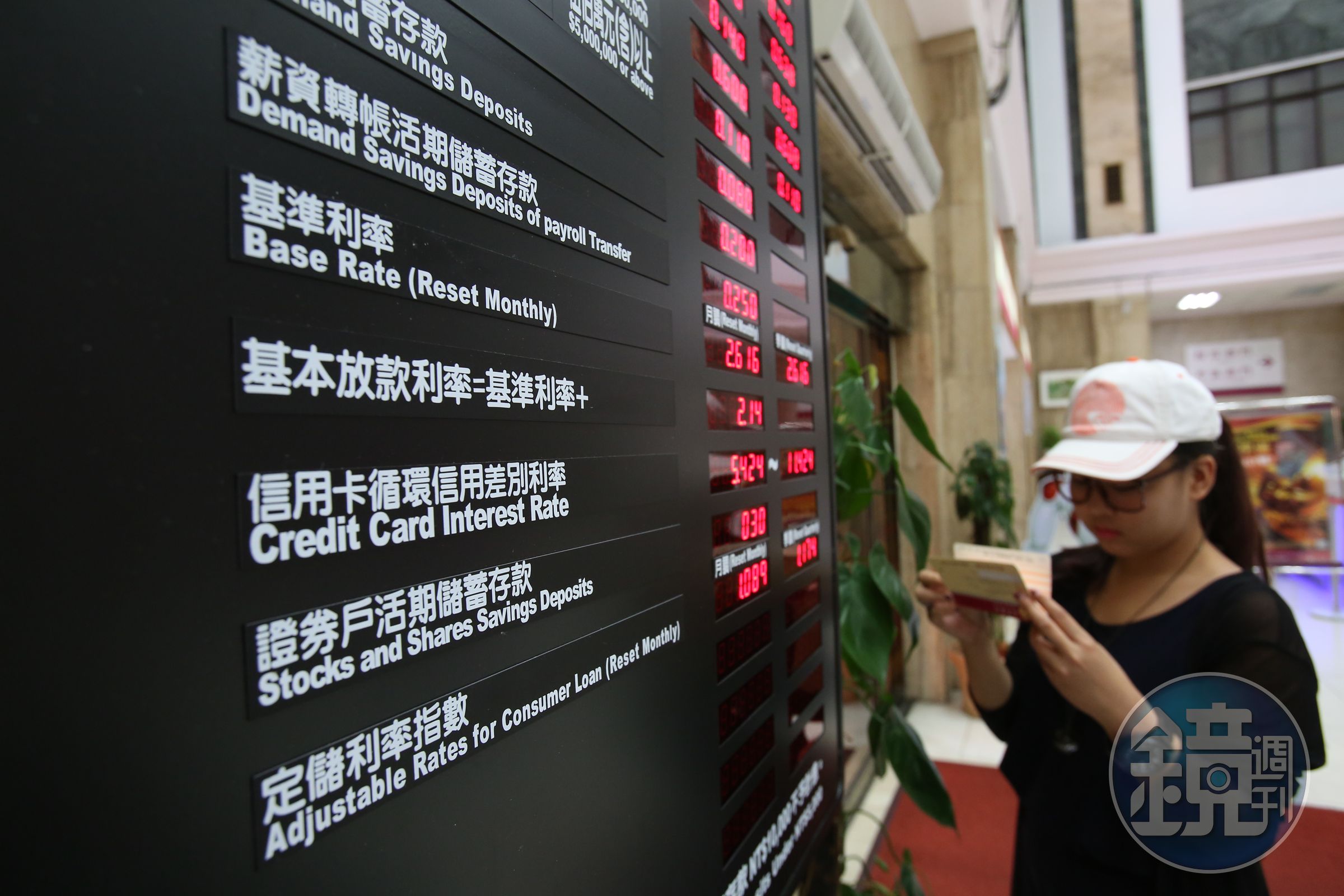 多家壽險公司調升美元保單宣告利率，4月有機會掀購買熱潮。