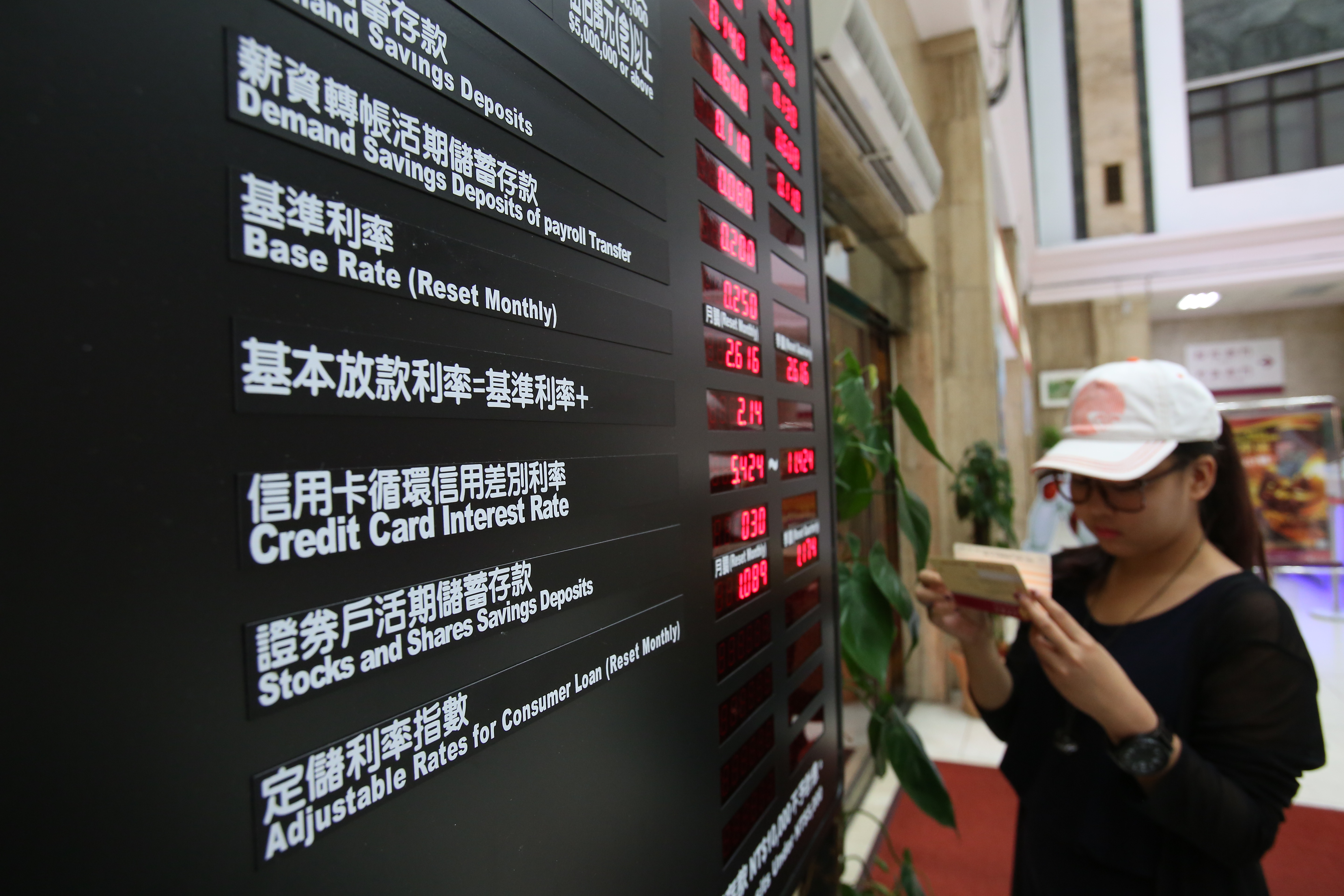 多家壽險公司調升美元保單宣告利率，4月有機會掀購買熱潮。