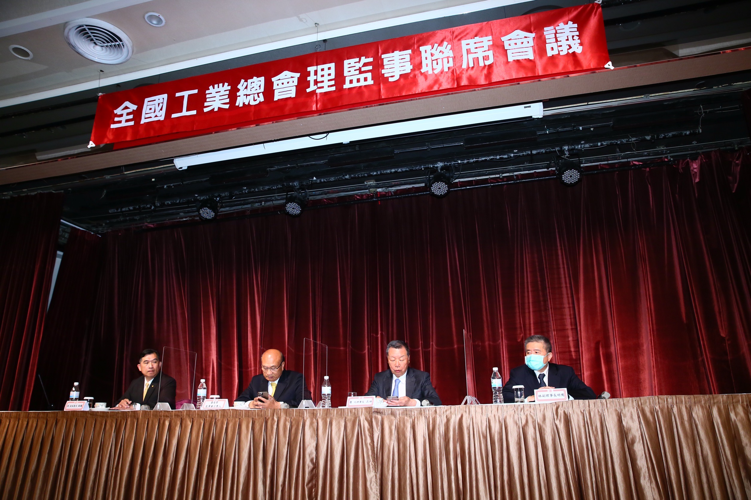 工總今天上午召開臨時理監事會，同意王文淵請辭理事長一案，新任理事長由聯華神通集團董事長、工總副理事長苗豐強接任。