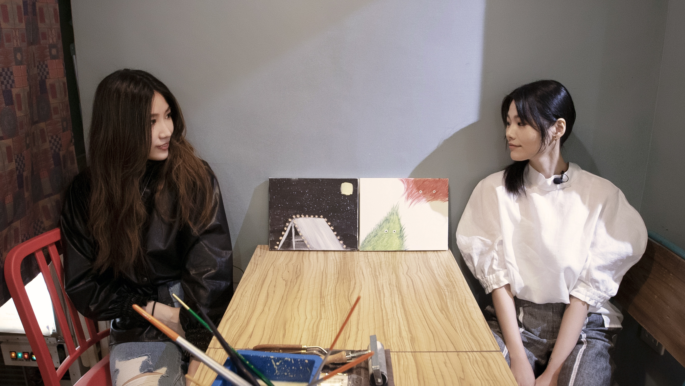 黃玠瑋（左）與柯泯薰相熟已久，兩人從高中時期就一起玩音樂。（環球音樂提供）