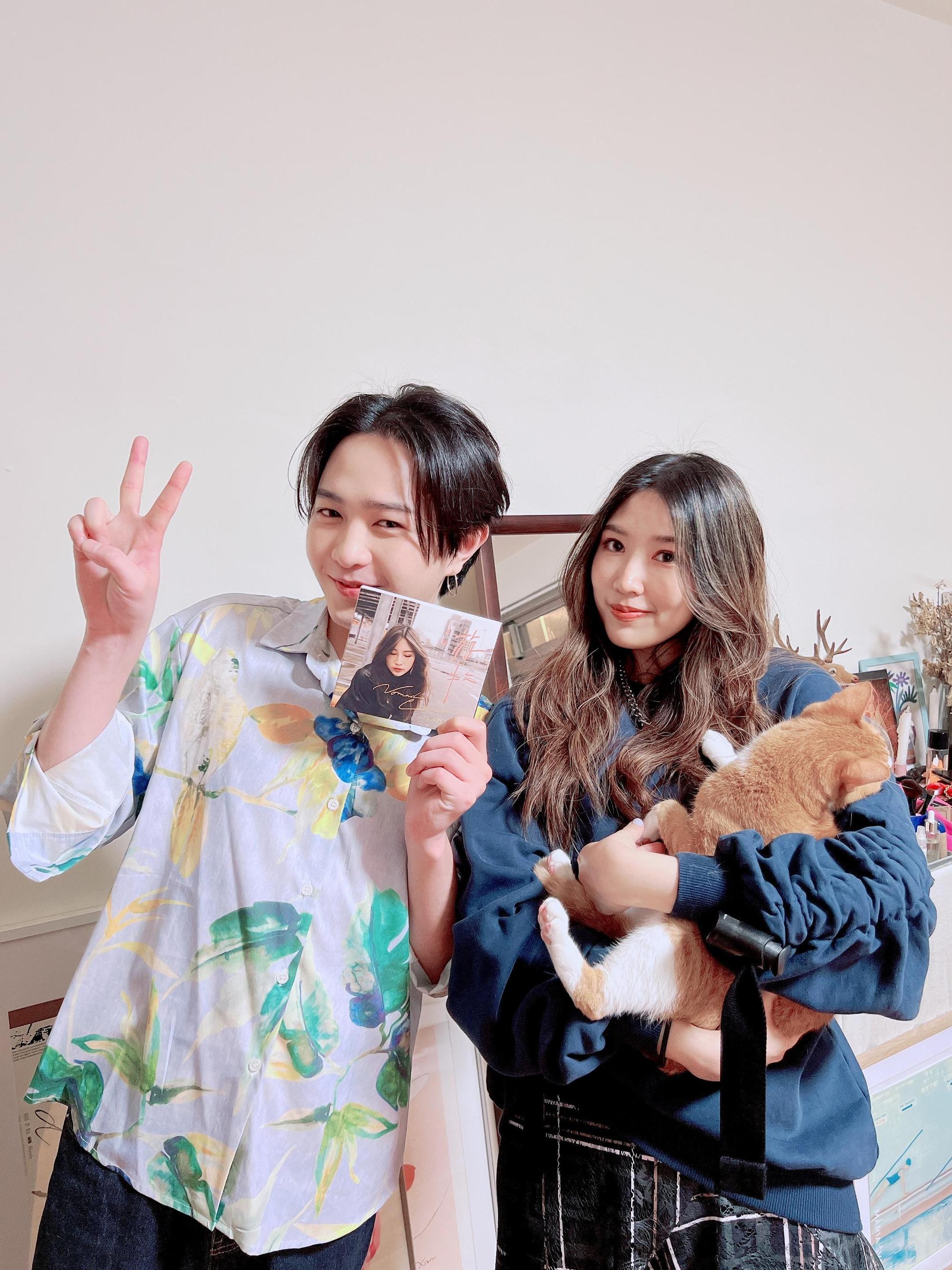 黃玠瑋（右）第一站計畫就到許含光的房間。（環球音樂提供）