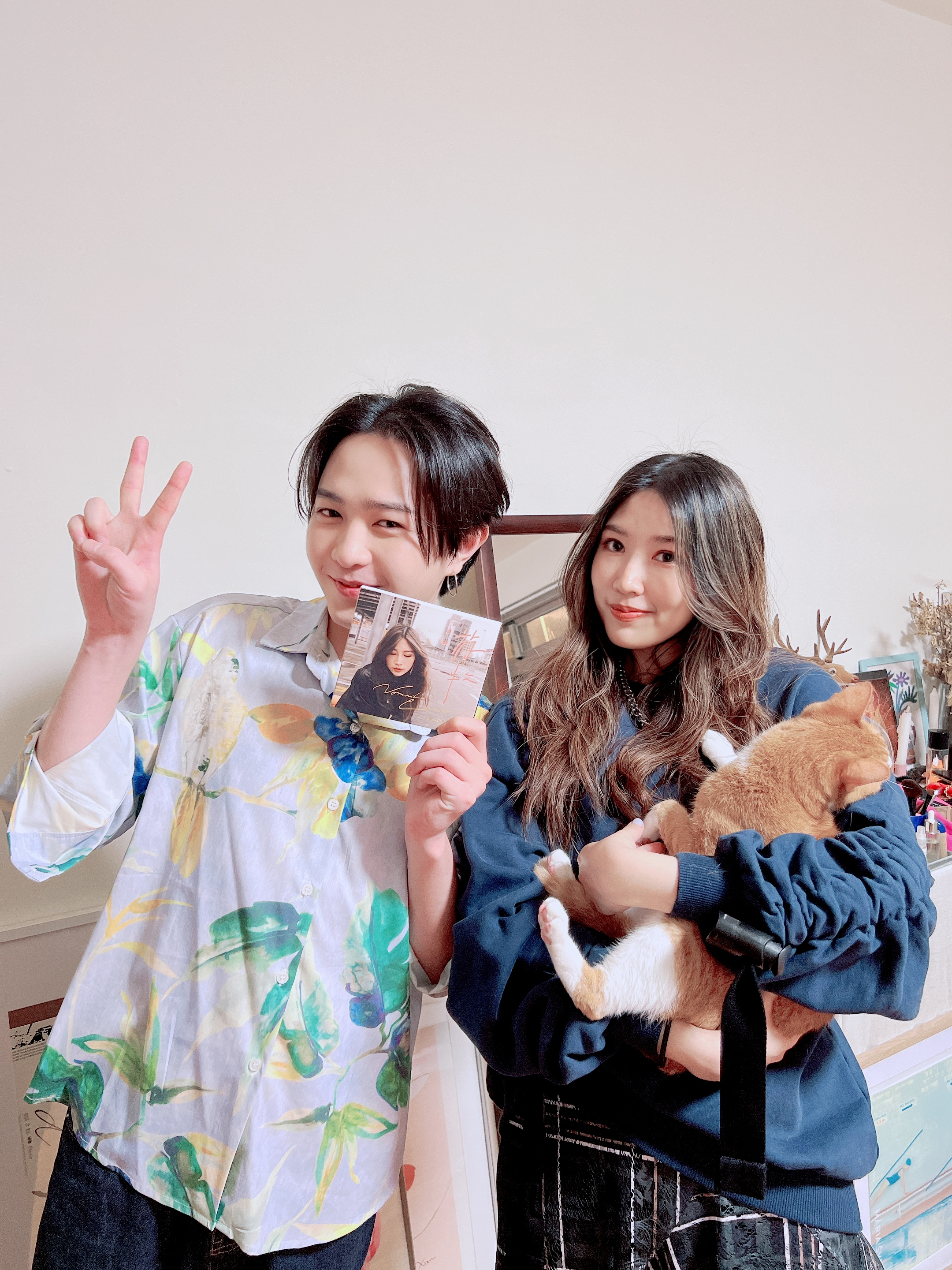 黃玠瑋（右）第一站計畫就到許含光的房間。（環球音樂提供）