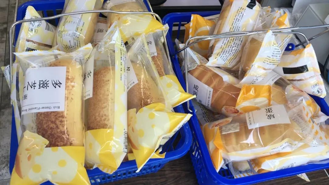 民眾到超商採買糧食。(翻攝自外灘TheBund)