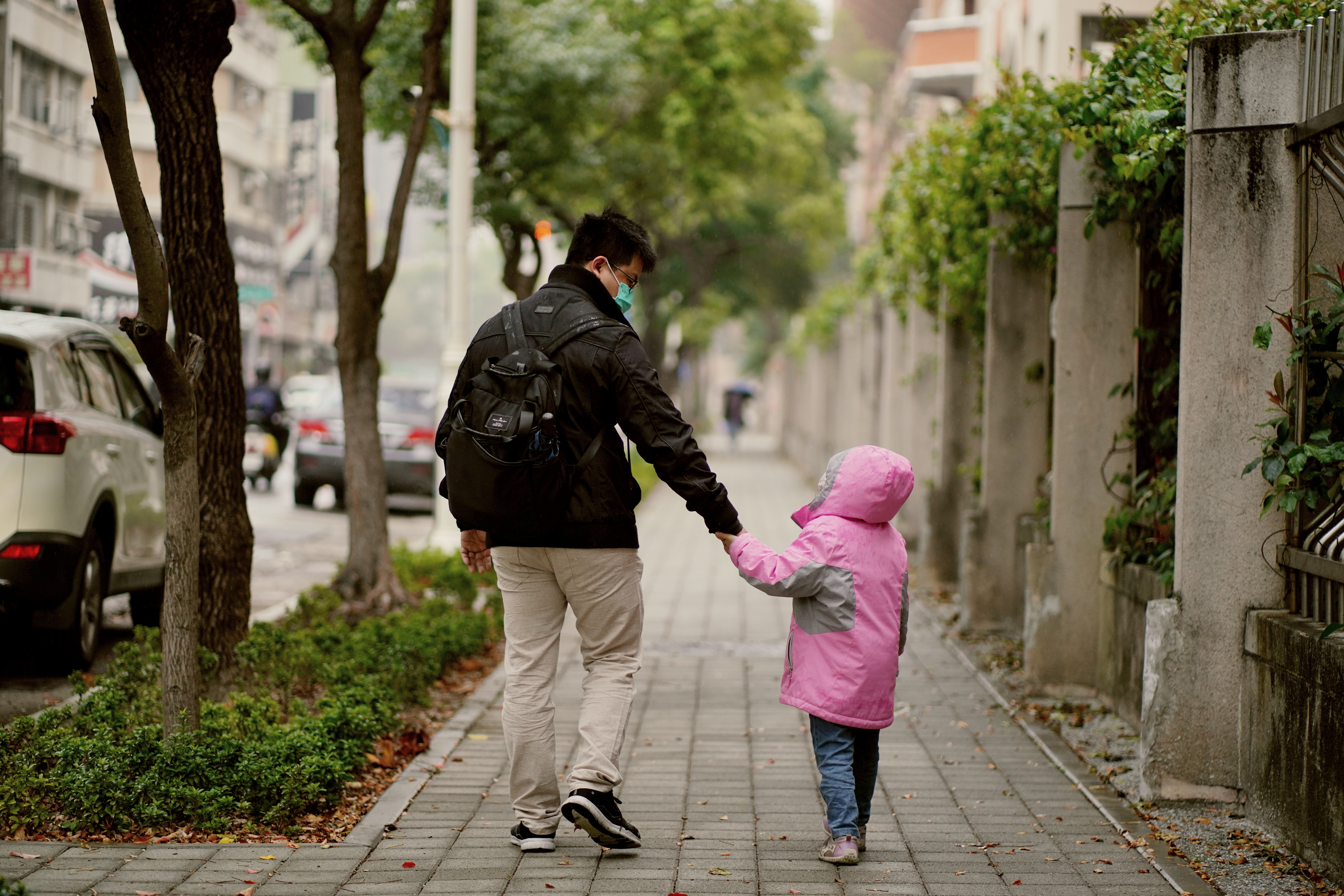 阿龍（左）是單親爸爸，打贏官司前無法見到女兒小羽（右）。