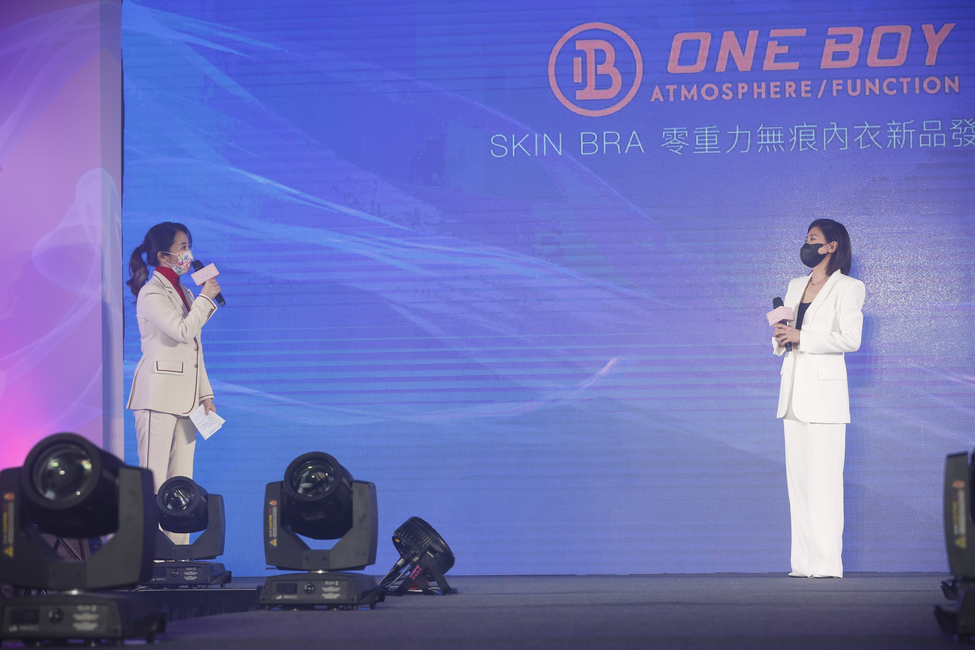 記者會主持人陶晶瑩和賈靜雯保持適當距離。