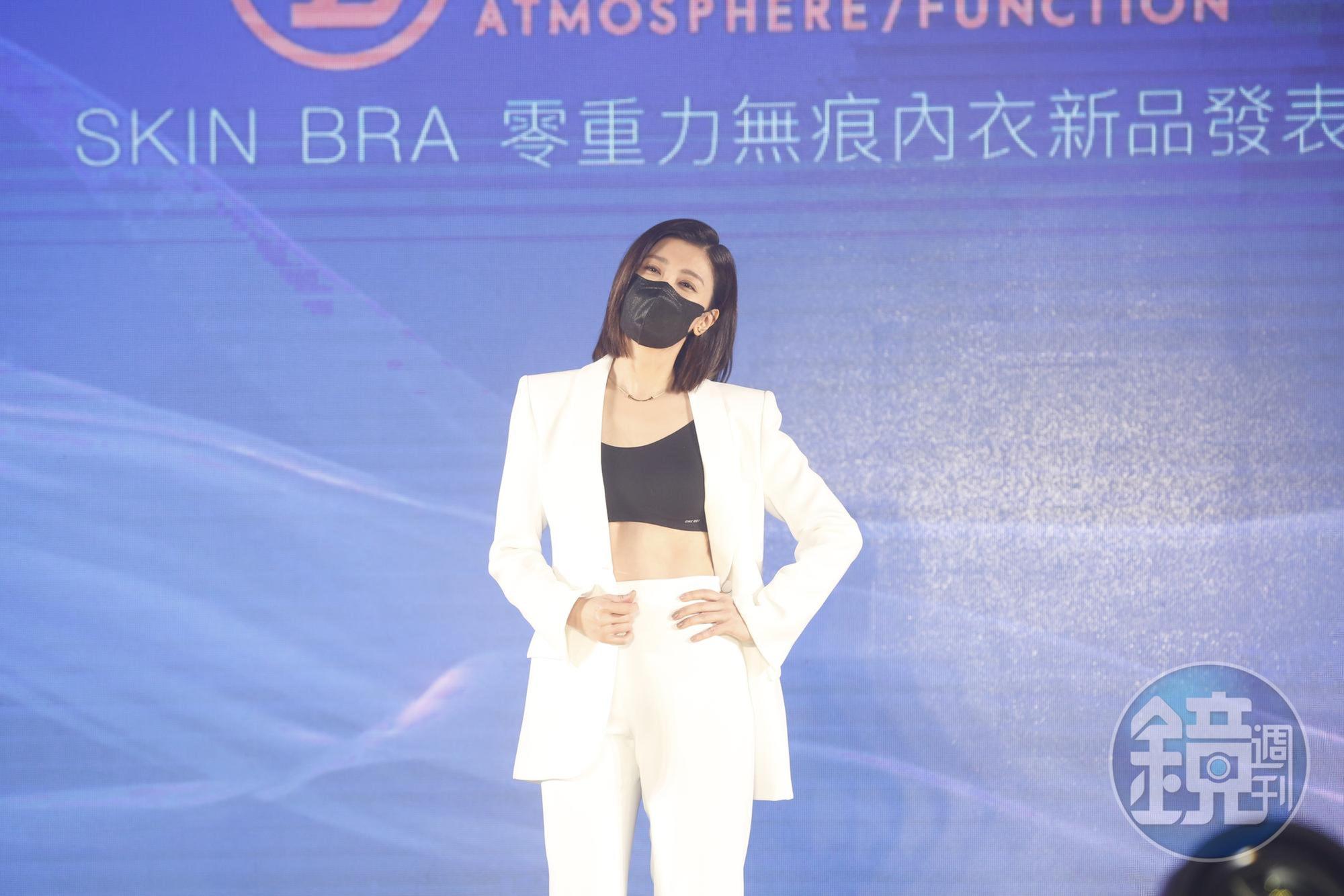 賈靜雯昨緊急先後做了快篩翰PCR檢測。