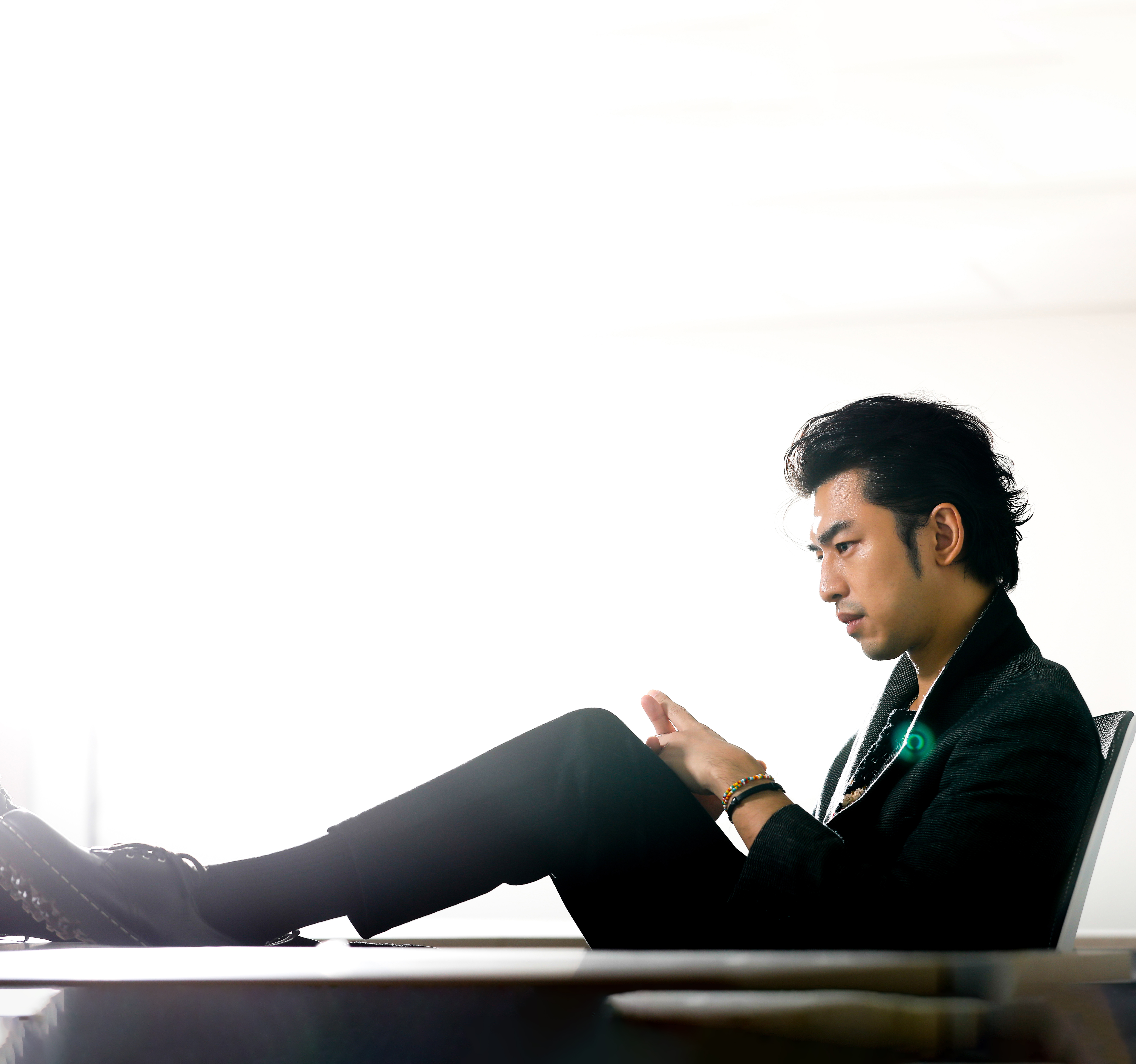 在百白眼中，陳柏霖雖是大明星，但在片場努力打破階級，讓劇組氣氛融洽。