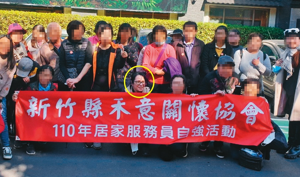 禾意集團有近4百名員工，卻以合作社及協會名義規避勞基法。黃圈處為禾意集團負責人曾玉美。（翻攝臉書）