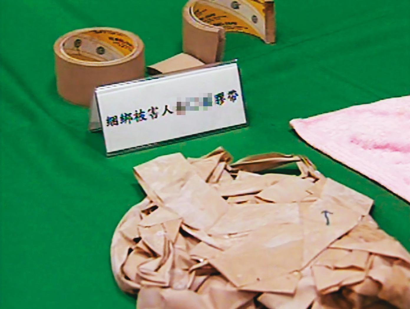 歹徒落網後，警方起出犯案用的膠帶等證物，宣布破案。（東森新聞提供）