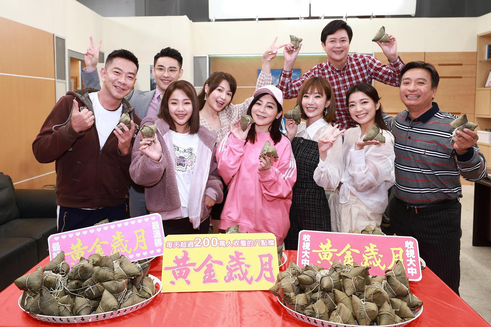 《黃金歲月》演員們江俊翰、賴慧如、潘柏希、謝京穎、王彩樺、羅巧倫、王燦、林雨宣及王中平開心慶祝收視大爆發。(民視提供)