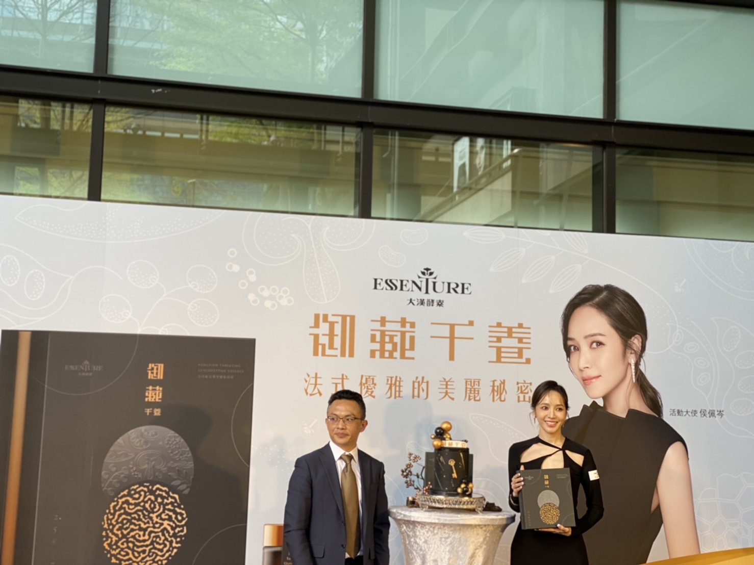 侯佩岑（右）出席大漢酵素「御藏千養」記者會，擔任活動大使，左為大漢酵素生技協理黃煒。