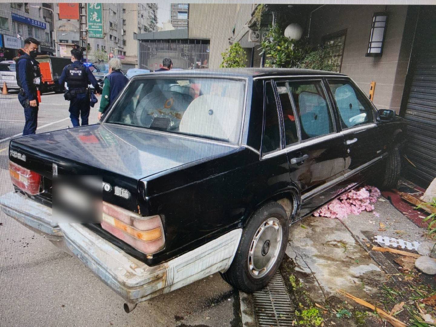 汽車衝撞民宅，所幸並無人受傷。（警方提供）