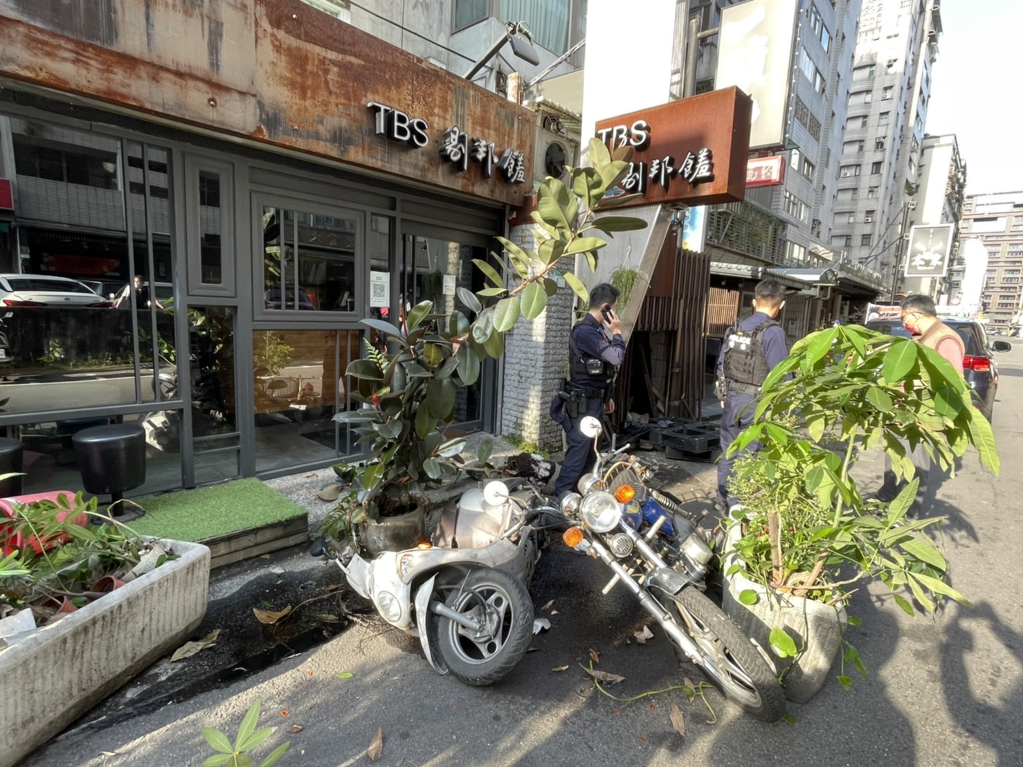 員警到達事故現場排除事故。（警方提供）