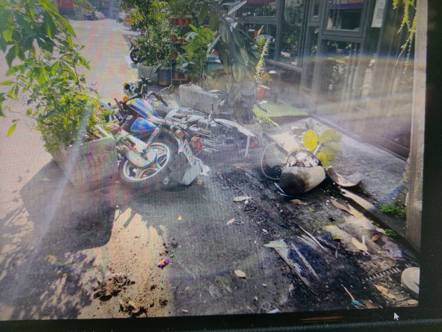   監視器拍下汽車衝撞民宅與2輛機車。（警方提供）