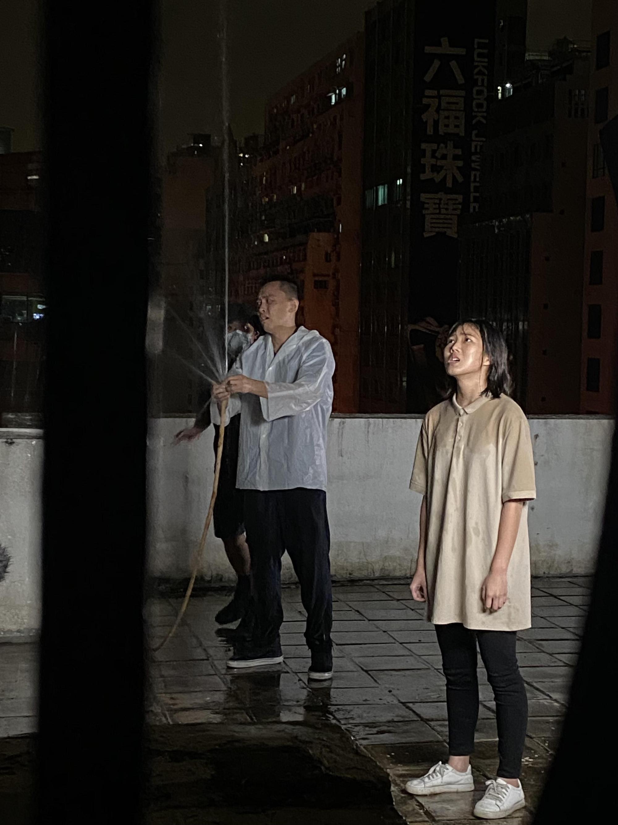 李珮怡(右)表示,拍攝最困難的是天氣因素,這場在天台的戲就拍了兩次,左為導演任俠。(光年映畫提供)