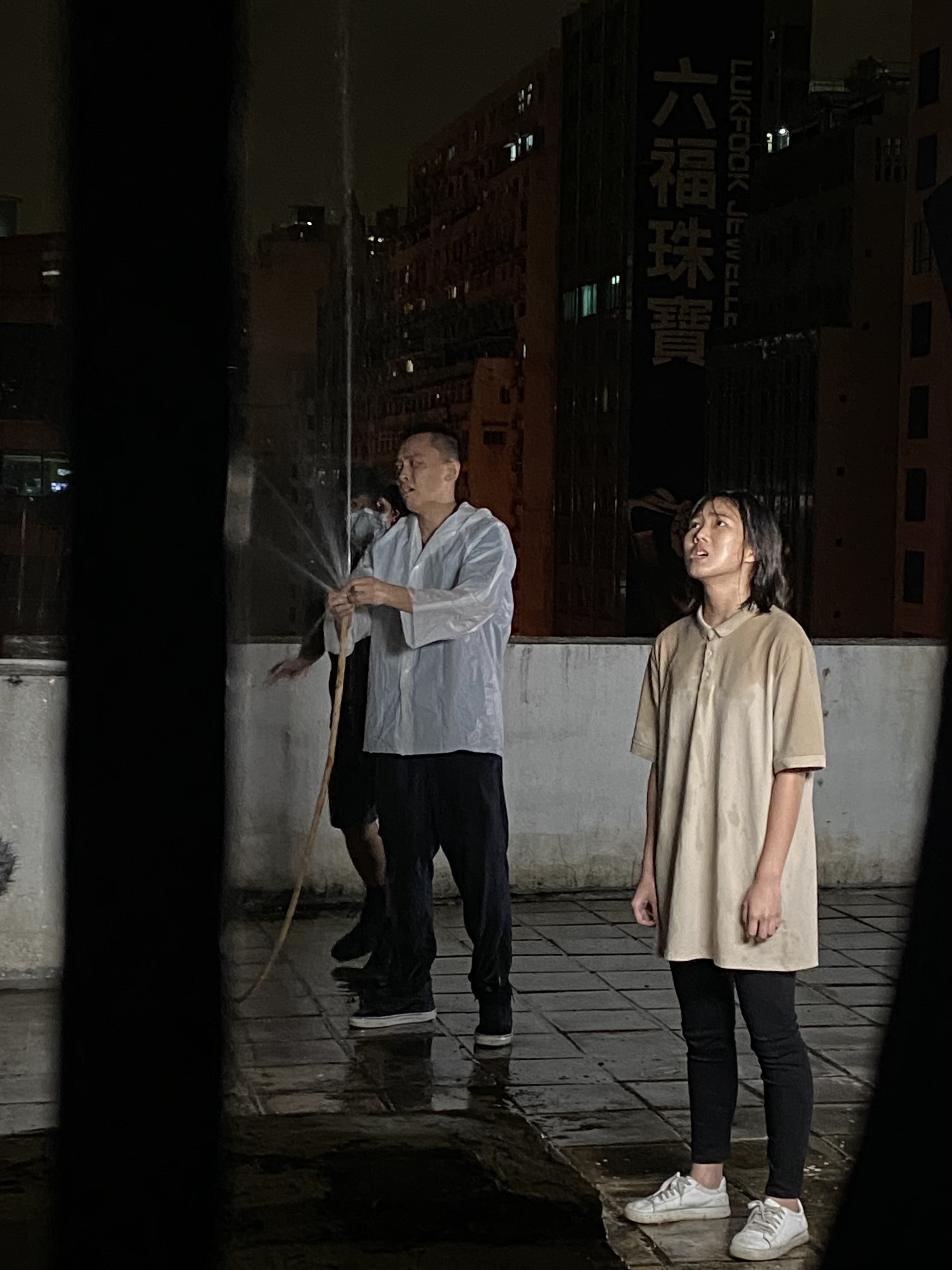 李珮怡（右）表示，拍攝最困難的是天氣因素，這場在天台的戲就拍了兩次，左為導演任俠。（光年映畫提供）