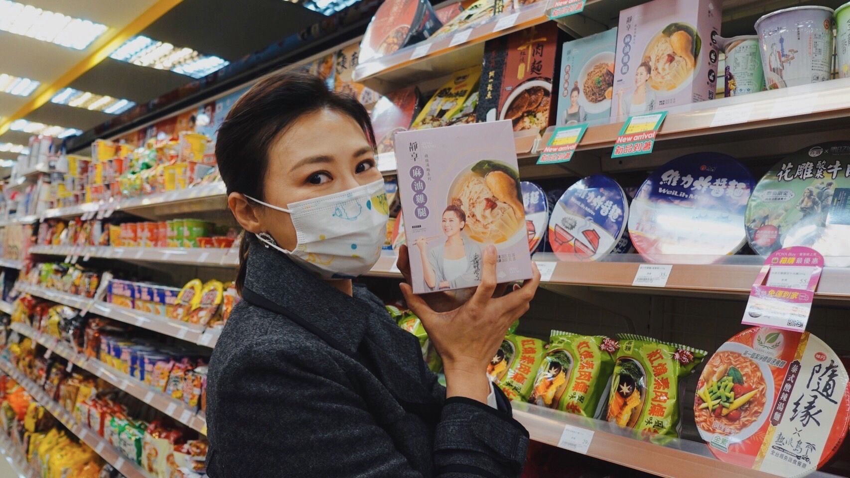 連靜雯突擊賣場視察商品上架狀況。（楠軒工作室提供）