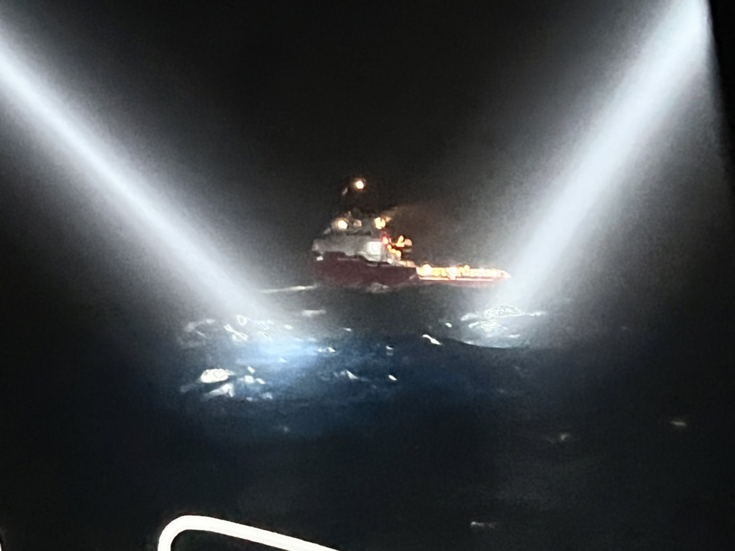 搜救行動持續到晚間仍在進行。（海巡署提供）