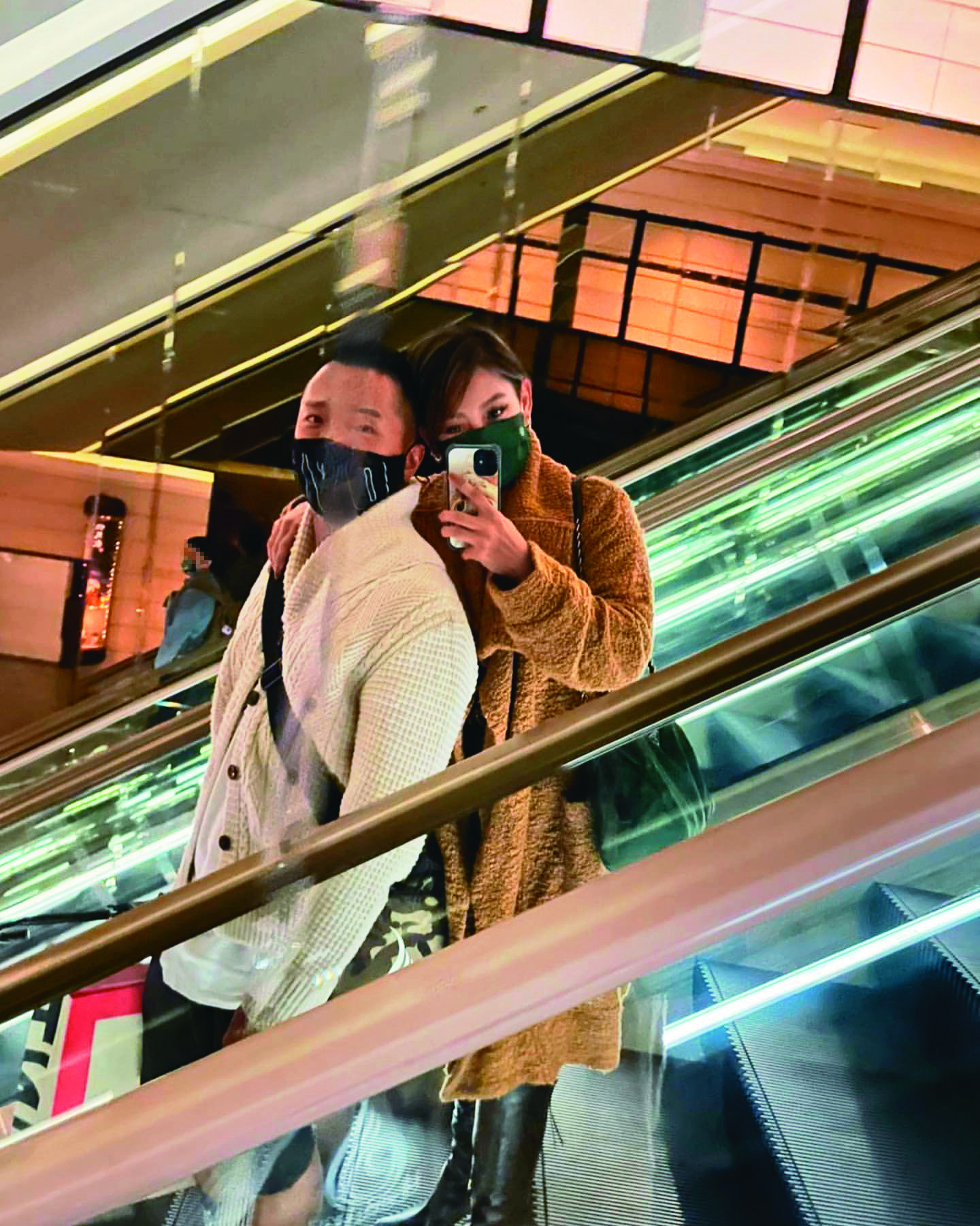 高英軒（左）和女友（右）交往4年多，感情穩定。（翻攝自高英軒IG）