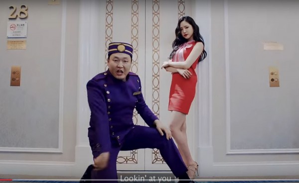 孫娜恩（右）因為與PSY（左）拍〈NEW FACE〉成為新一代PSY女郎。（網路照片）