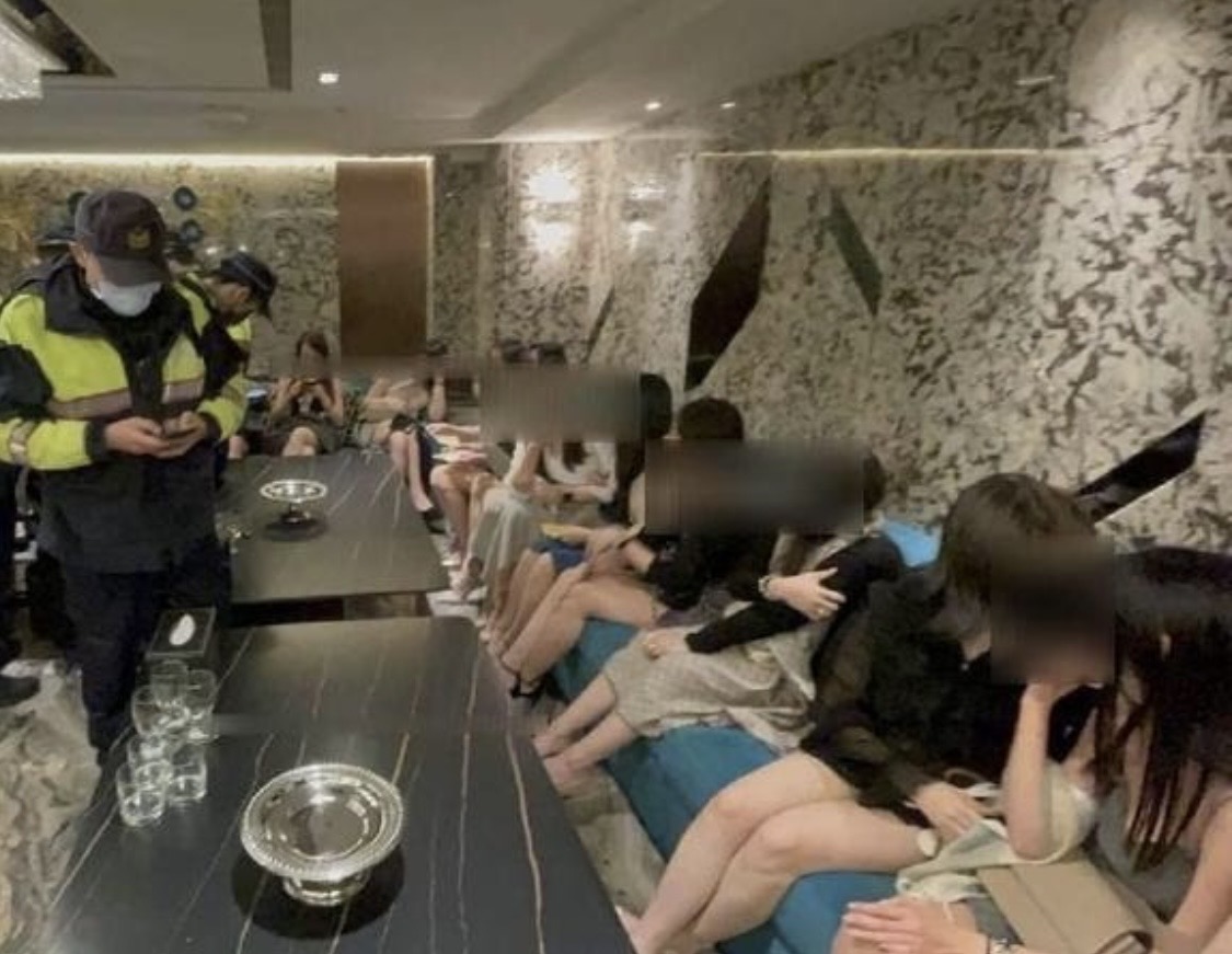 小姐排排坐等警方查小黃卡。（資料照片）