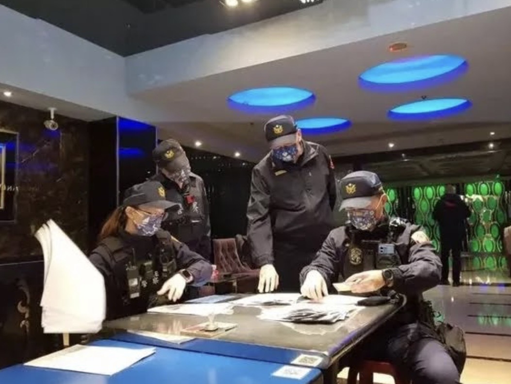 警方逐一檢查小黃卡。(資料照片)