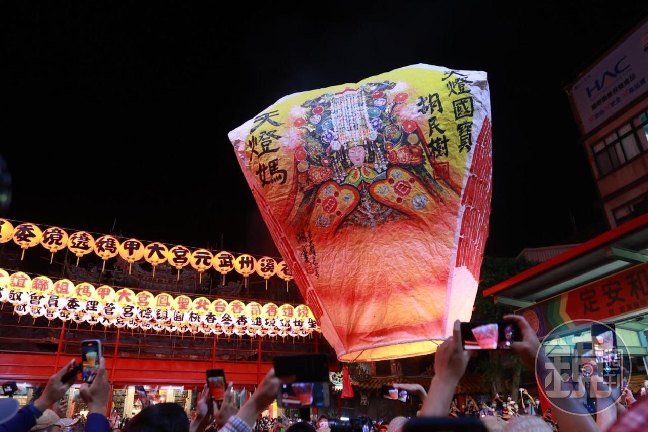 大甲鎮瀾宮昨晚升起彩繪上大甲媽圖像，旁邊還簽署天燈國寶大師胡民樹名字的巨型天燈。