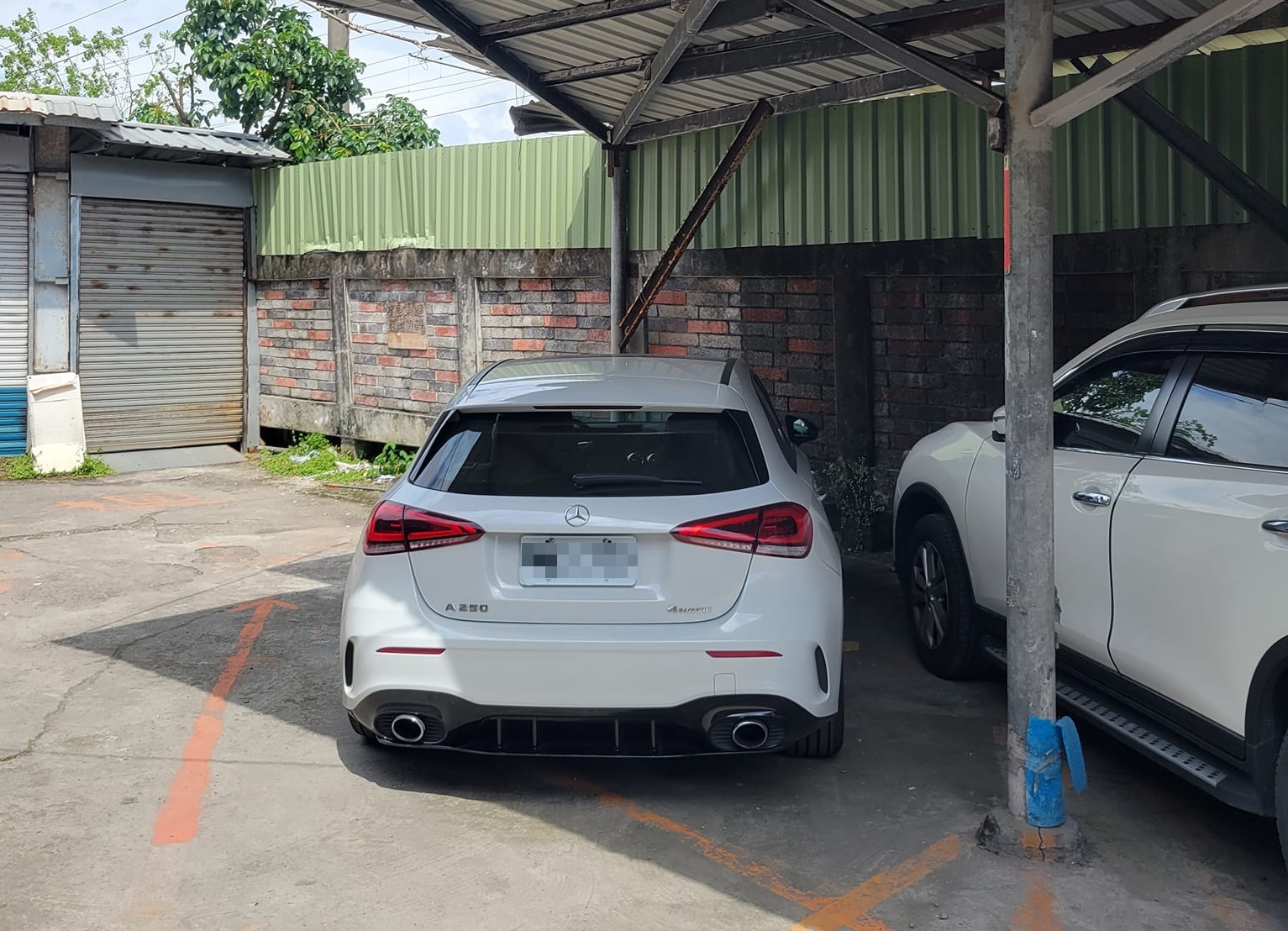 網友抱怨一台賓士A250霸占私人停車位，一停就是一整天，最後靠里長廣播車主才出面移車。（翻攝自臉書社團爆廢公社）