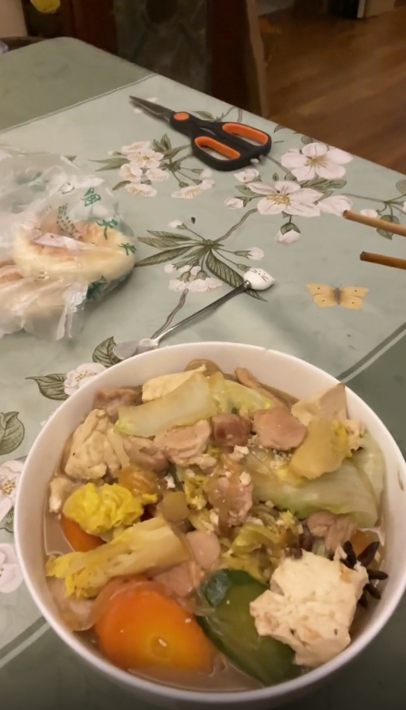 李立群燉了一大碗白菜豆腐五花肉，興奮形容這是封城中的「盛宴」。（翻攝自李立群抖音）
