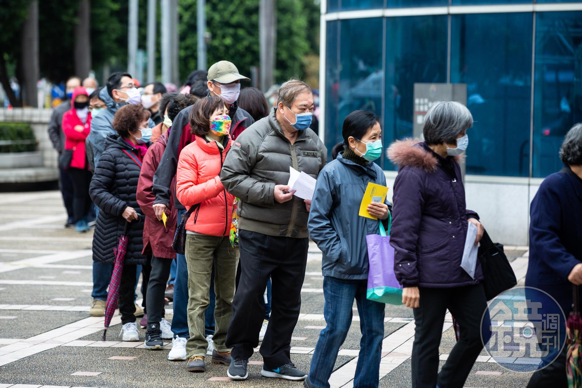 指揮中心今(9)日宣布,65歲以上長輩打疫苗500元獎勵延長到5月底。 (示意圖,本刊資料照)