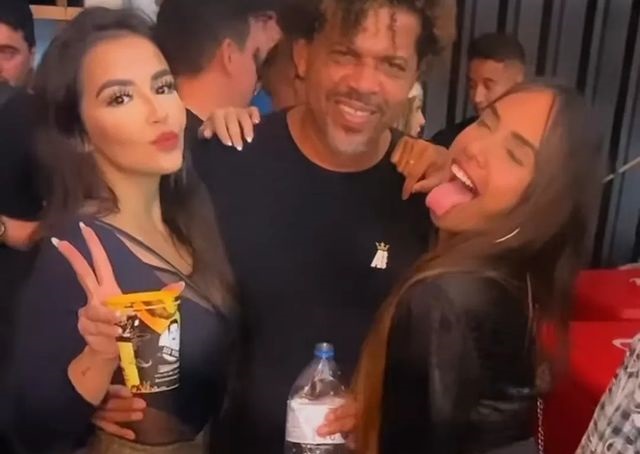 原本是街友的艾維斯（中），因與人妻車震被綠帽夫痛歐，此事件卻翻轉了他的人生，現在他常常跑趴還有美女投懷送抱。（翻攝IG「givaldoalvesdf_oficial」）